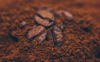 Granos de café y molidos